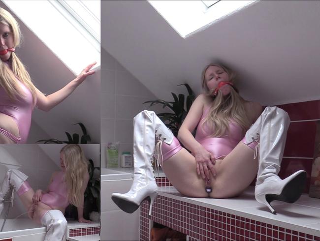 Versautes Solodate mit Knebel und Plug im Arsch- Wetlook und Lack Overknees